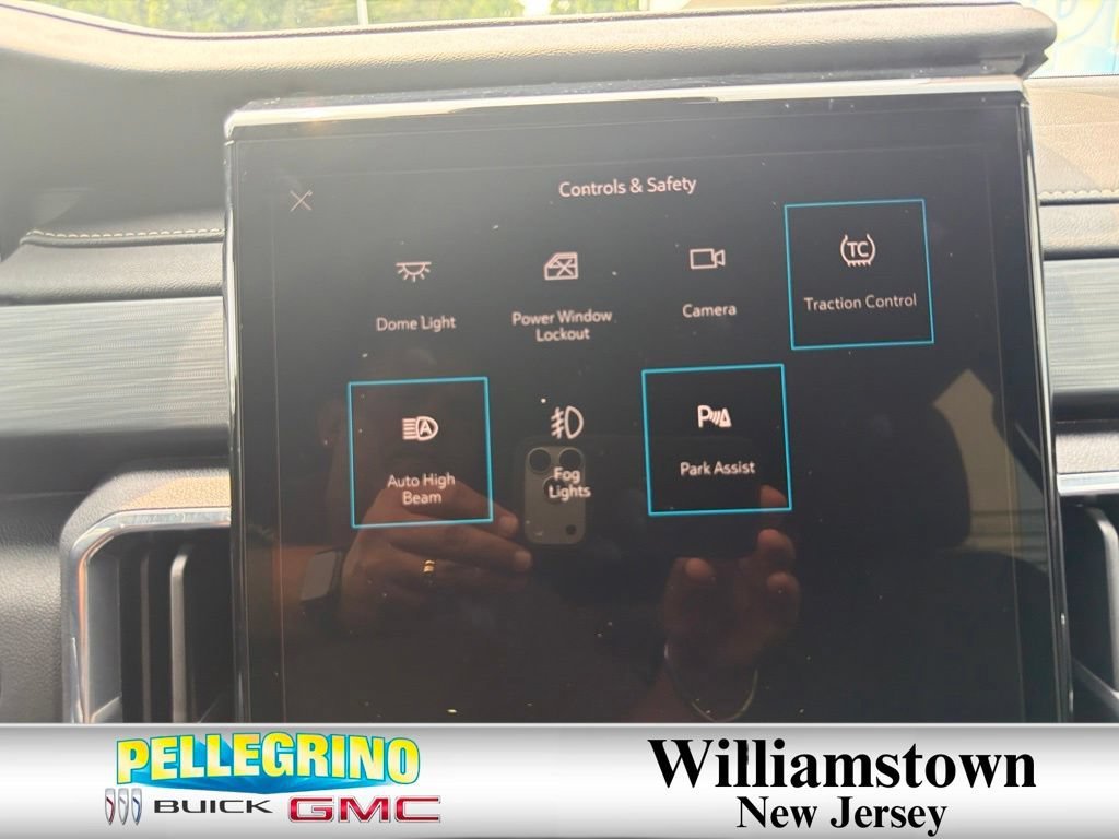 Used 2024 Summit White GMC Elevation image 31