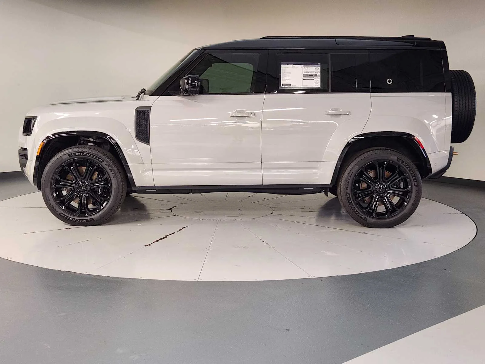 New 2026 Borasco Grey Metallic Land Rover OCTA image 9