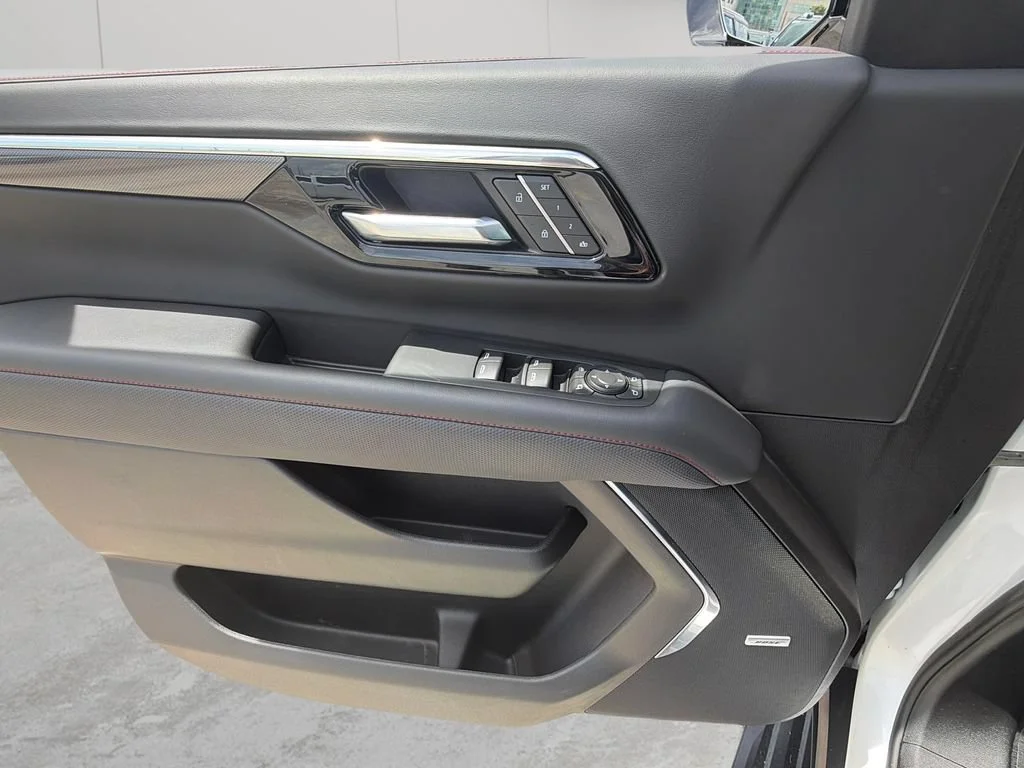 Used 2025 Iridescent Pearl Tricoat Chevrolet RST image 29