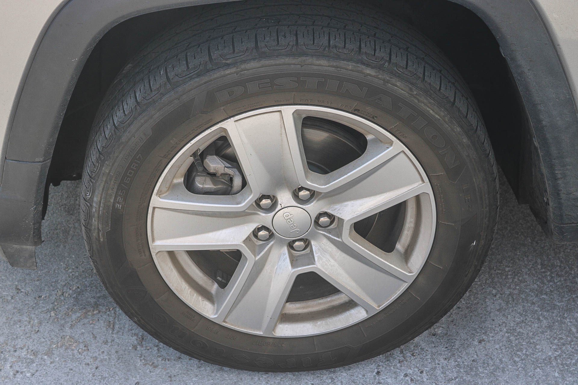 Used 2022 Billet Silver Metallic Clearcoat Jeep Latitude image 7