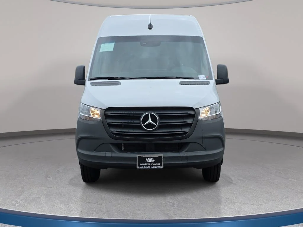 Used 2024  Mercedes-Benz Cargo 170 WB image 3