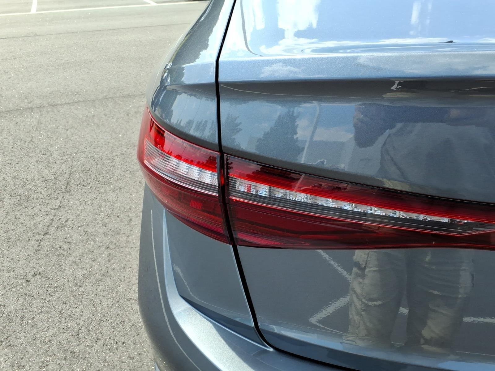 Used 2025  Volkswagen SE image 17