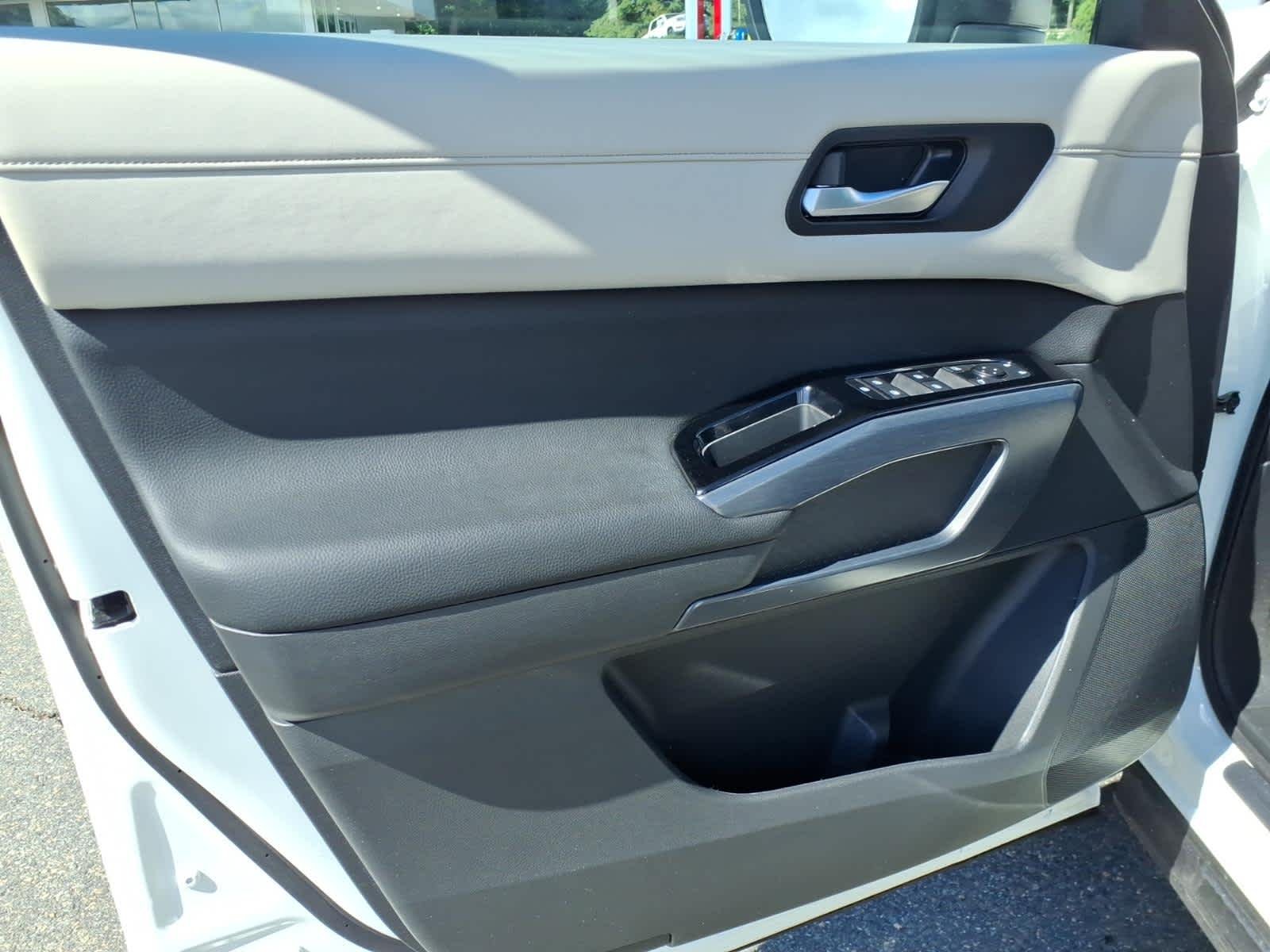 Certified Used 2024 Pearl White Tricoat Nissan SL image 10