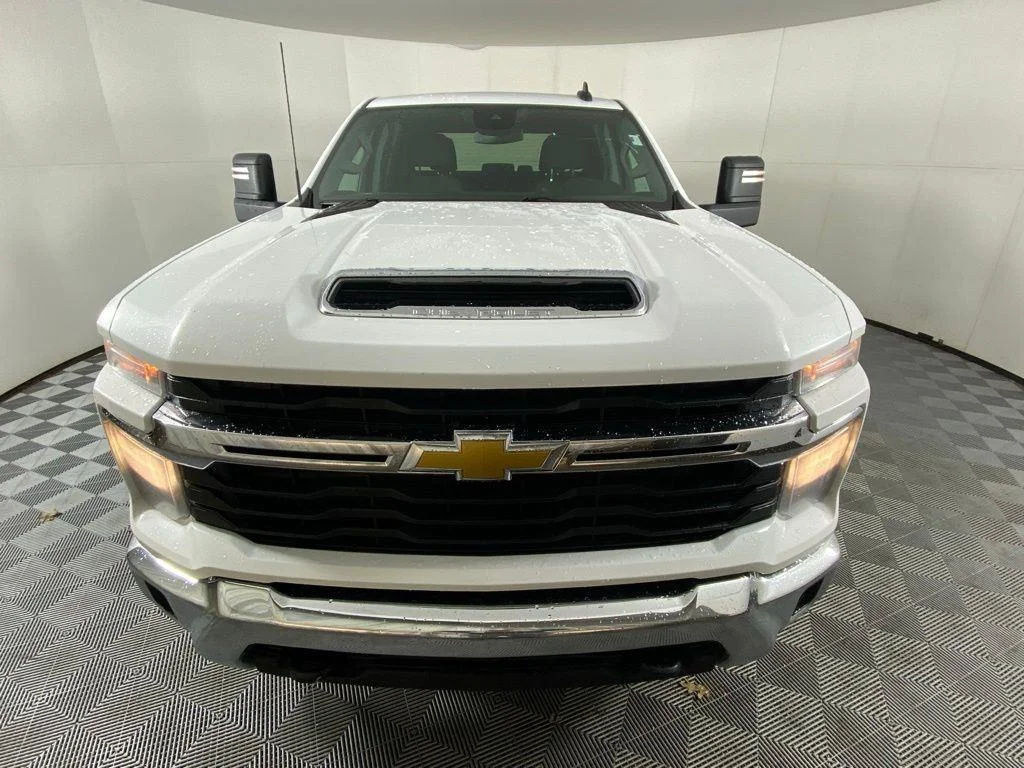 Used 2024 Summit White Chevrolet LT image 3