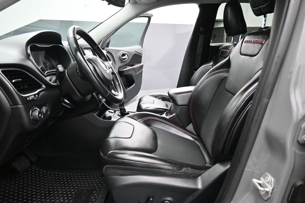 Used 2019 Sting Gray Clearcoat Jeep Trailhawk image 10