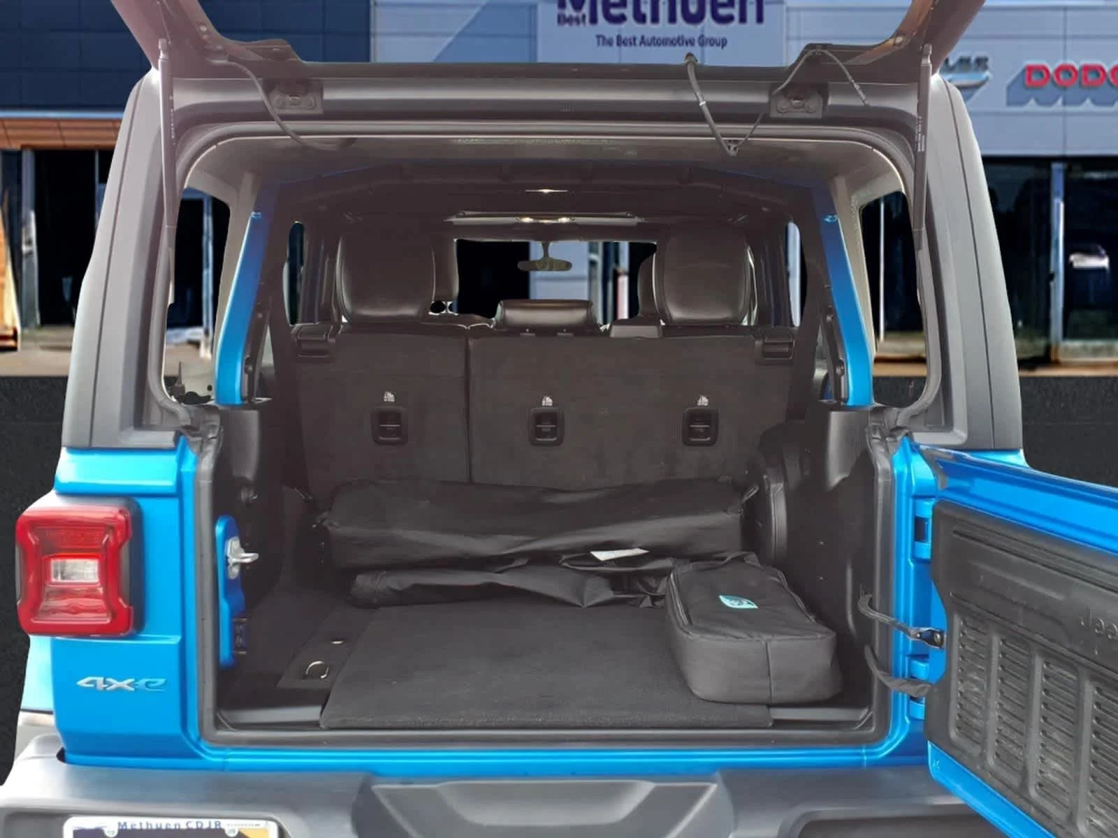 Used 2022 Hydro Blue Pearlcoat Jeep Unlimited Sahara image 6