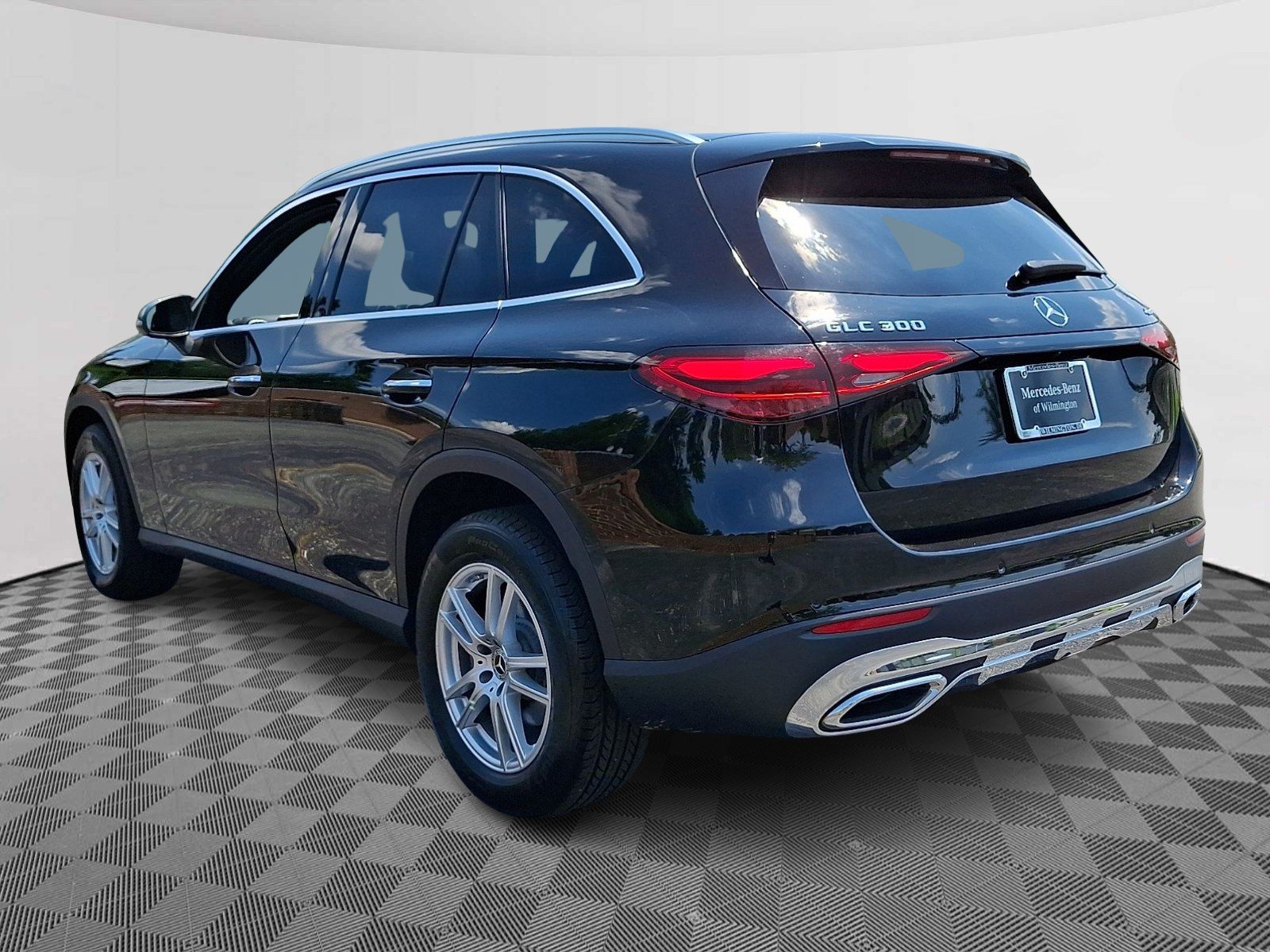 New 2025 Black Mercedes-Benz GLC 300 image 4