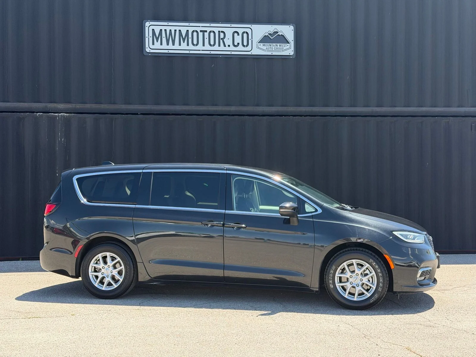 Used 2023 Black Chrysler Touring L image 1