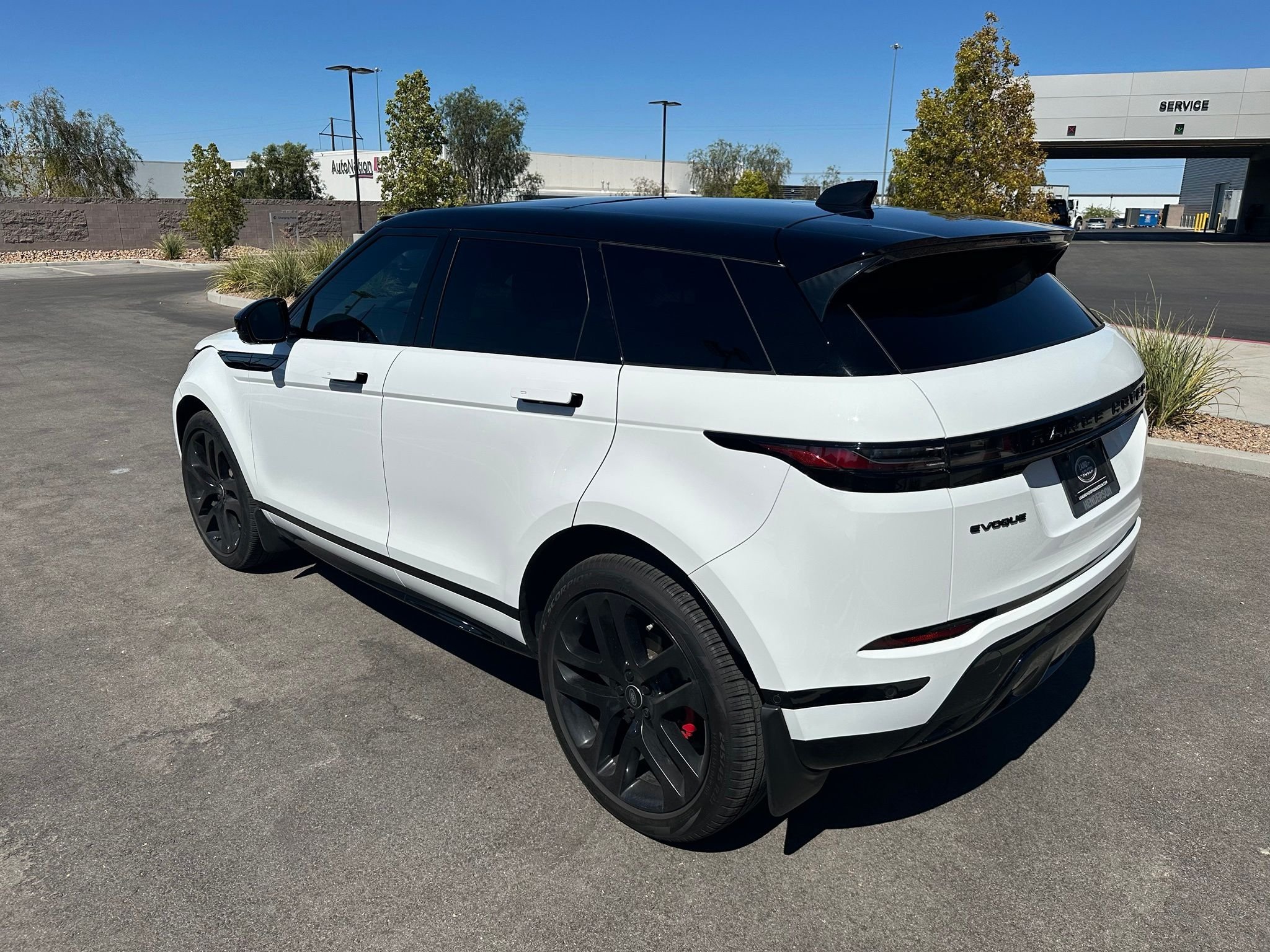 Used 2024 Fuji White Land Rover Dynamic image 12