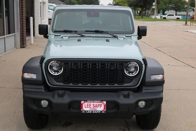 Used 2024 Earl Clearcoat Jeep Sport S image 3