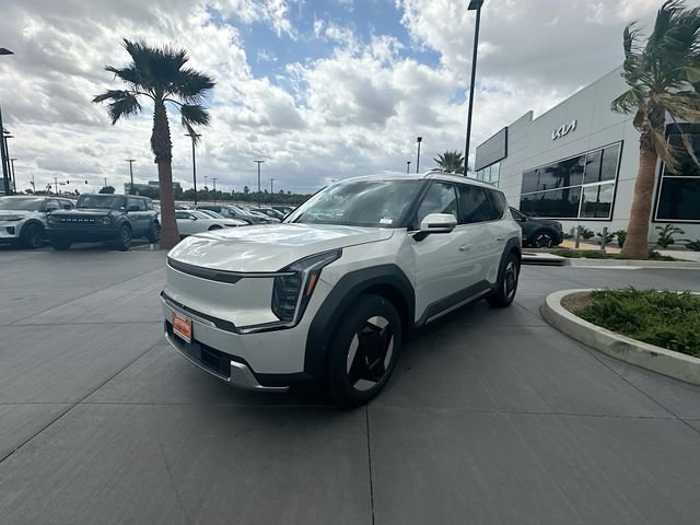 New 2026 Ivory Silver Kia Wind AWD image 3