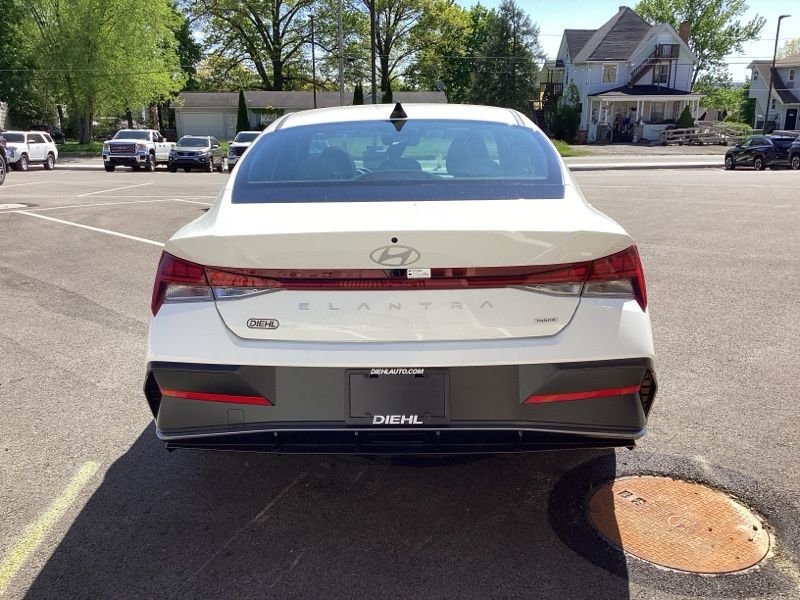 2025 Hyundai Elantra Limited - Photo 6