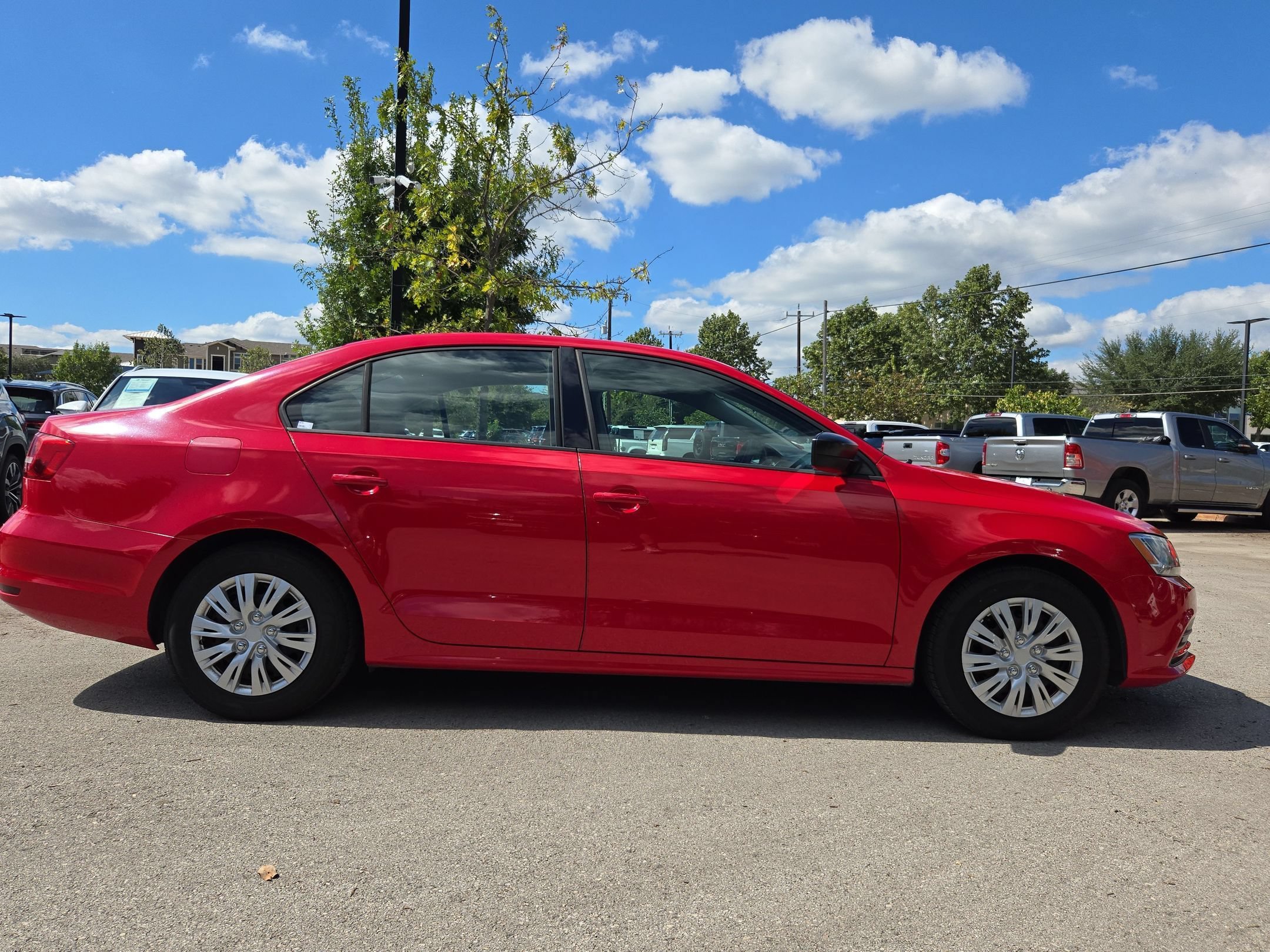 Used 2015  Volkswagen  image 2