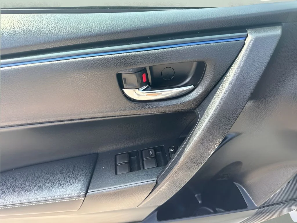Used 2017 Silver Toyota SE image 17