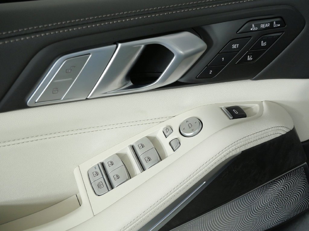 Used 2027 Mineral White Metallic BMW xDrive40i image 41