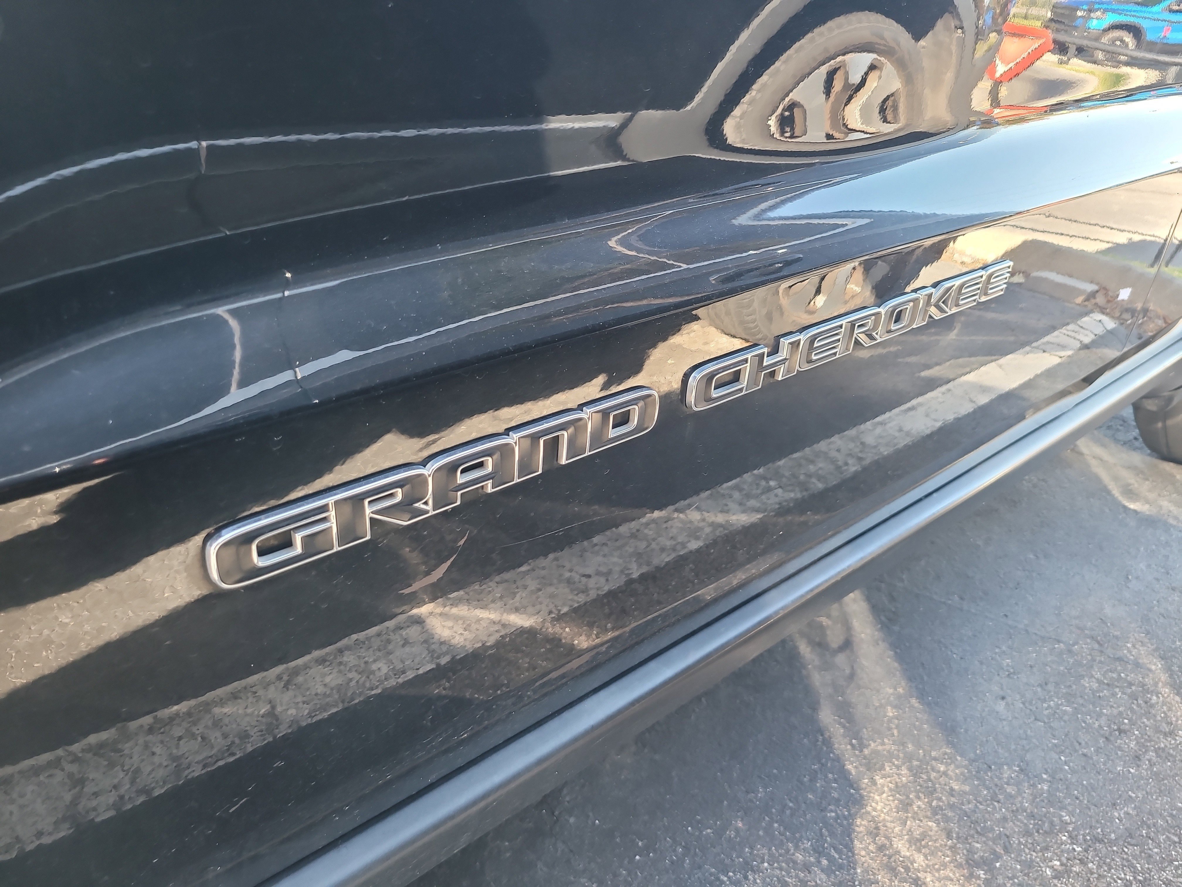 Used 2018 Diamond Black Crystal Pearlcoat Jeep Laredo E image 9