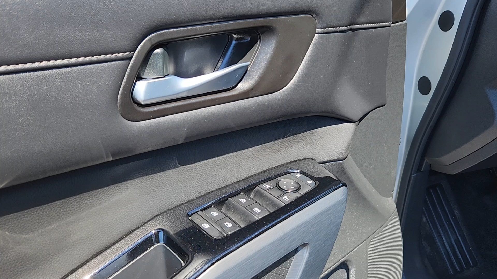 Used 2025 Brilliant Silver Metallic Nissan SL image 7