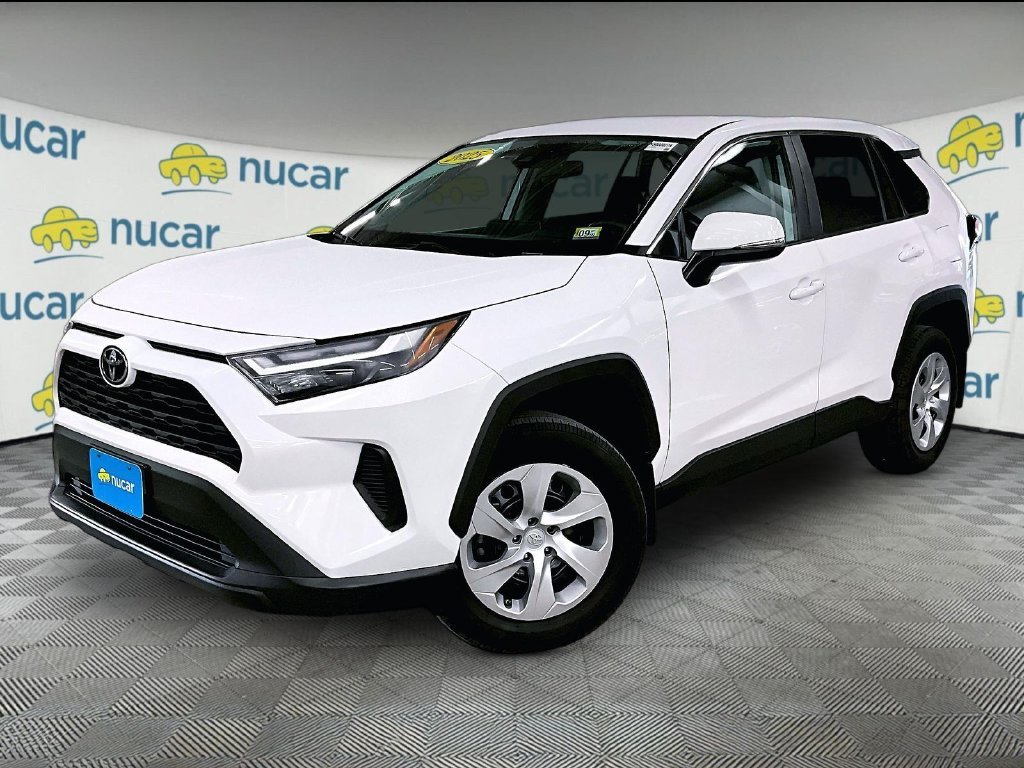 Used 2025 Ice Toyota LE image 3