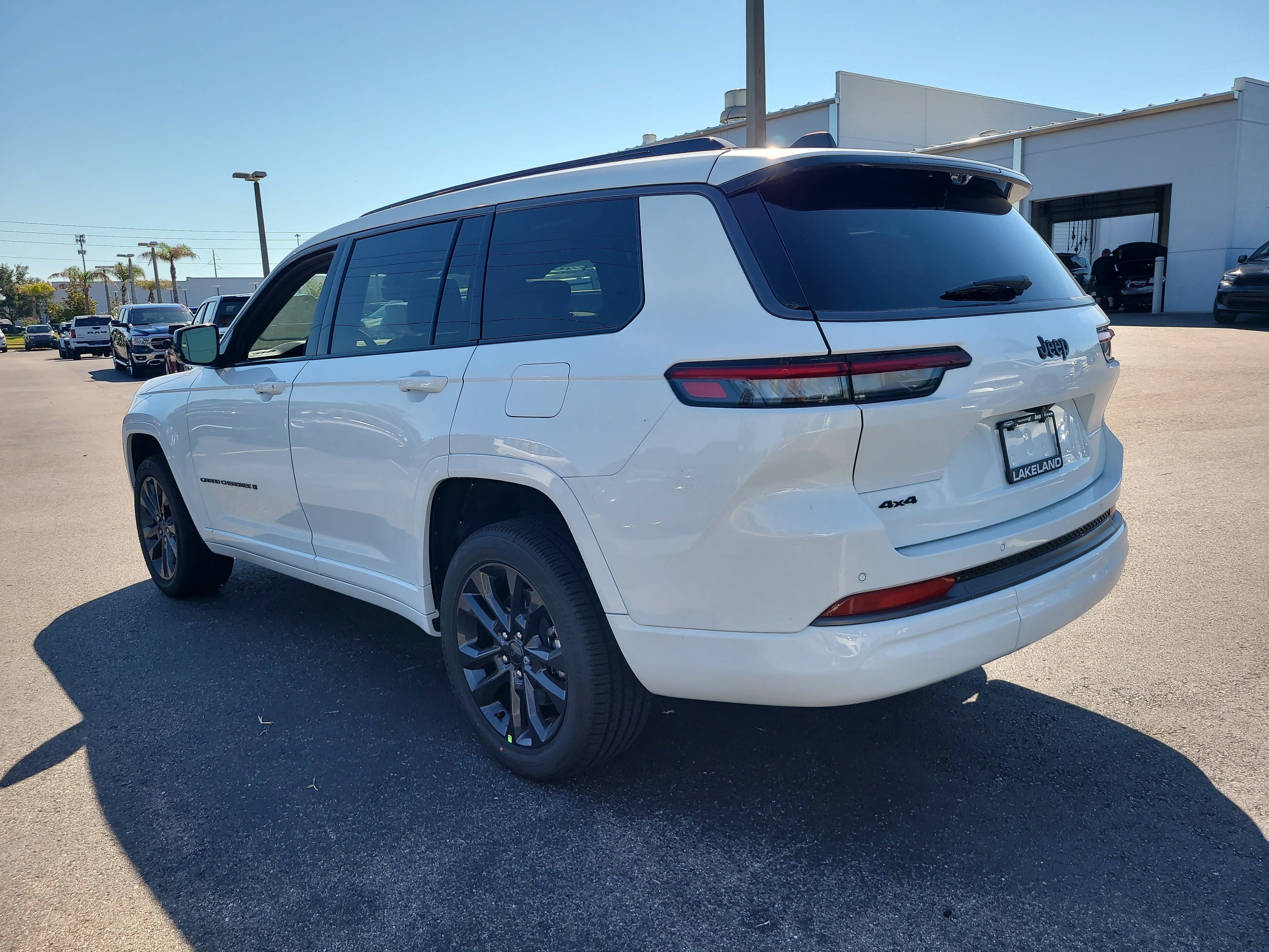 New 2026 Bright White Clear-Coat Exterior Paint Jeep Limited Reserve image 8