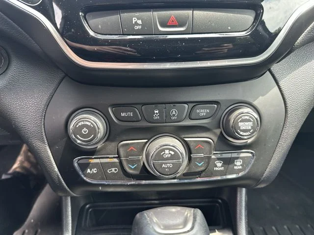 Used 2019 Silver Jeep Limited image 18