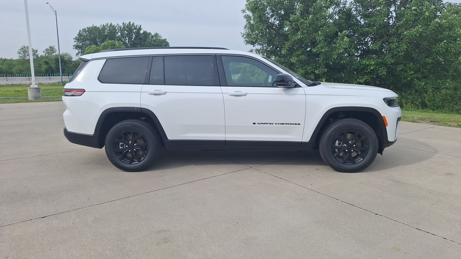 New 2026 Bright White Clear-Coat Exterior Paint Jeep Altitude image 2
