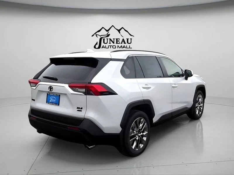 Used 2025 Wind Chill Pearl Toyota XLE Premium image 2