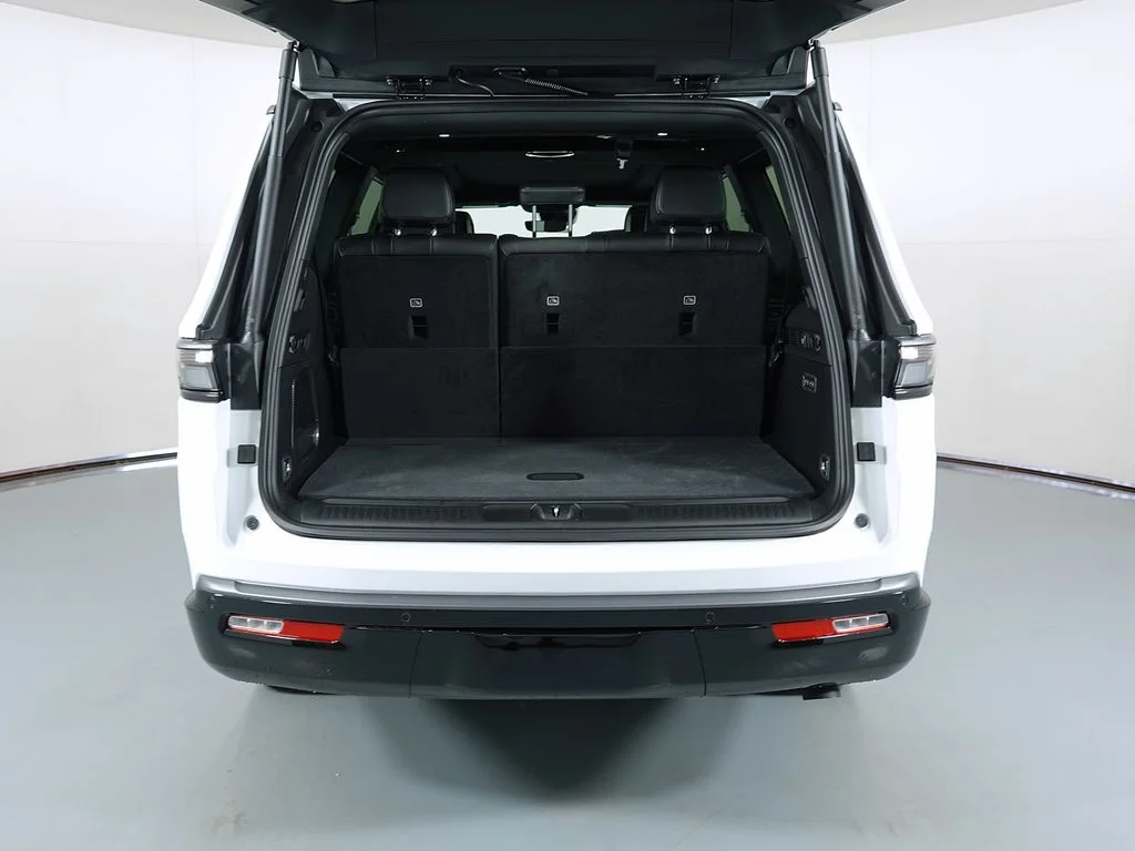 New 2026 Bright White Clear-Coat Exterior Paint Jeep Limited Altitude image 6