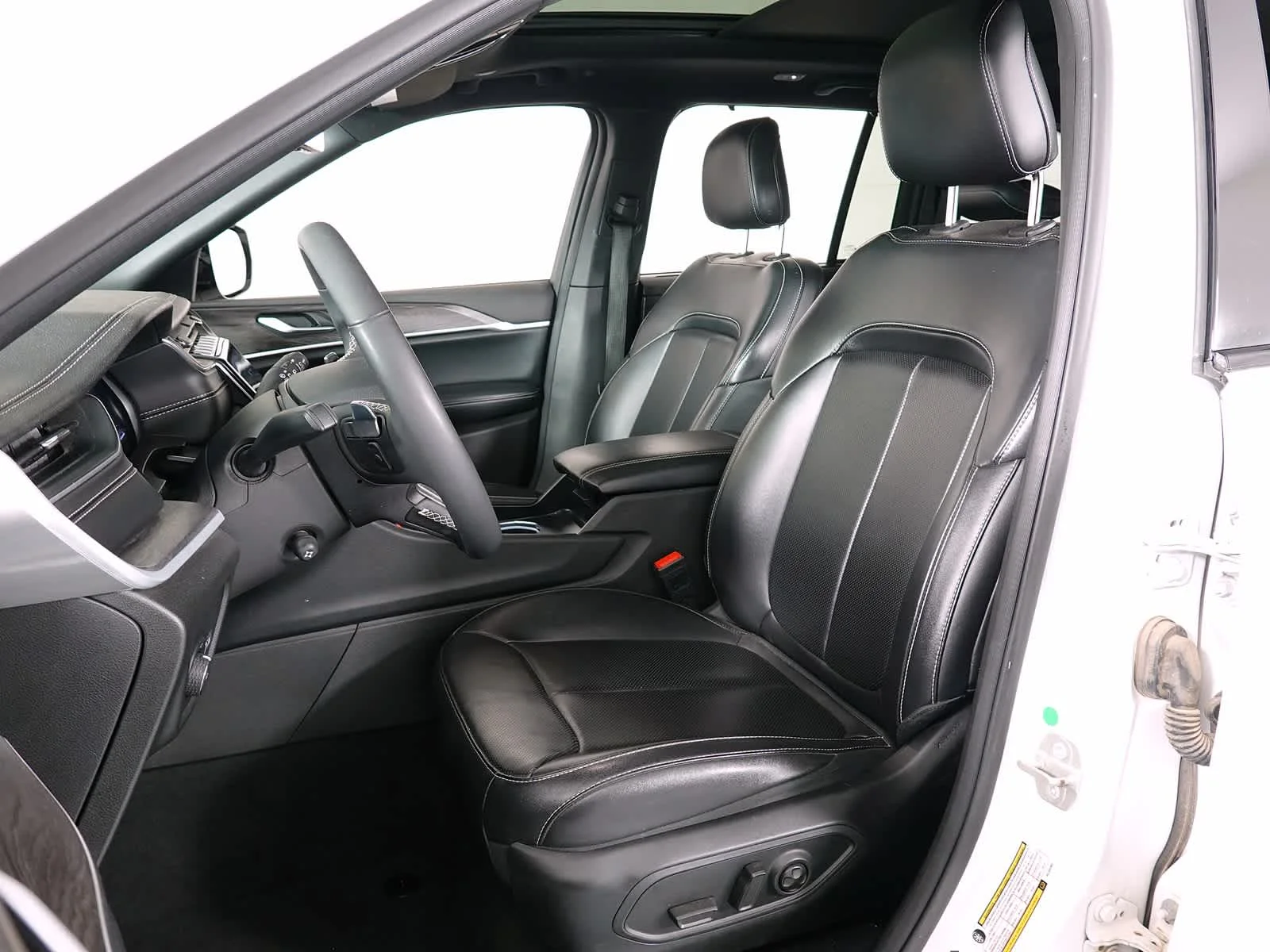 Used 2024 Bright White Clearcoat Jeep Limited image 11