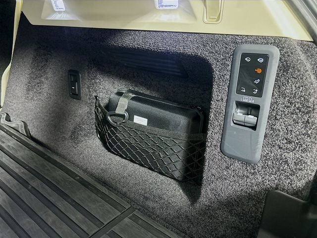 Certified Used 2025 Fuji White Land Rover Autobiography image 28