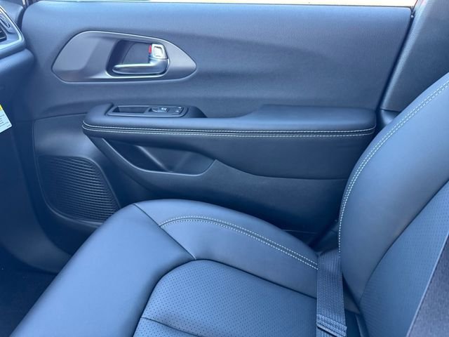 New 2026 Diamond Black Crystal Pearl-Coat Exterior Paint Chrysler Select image 18