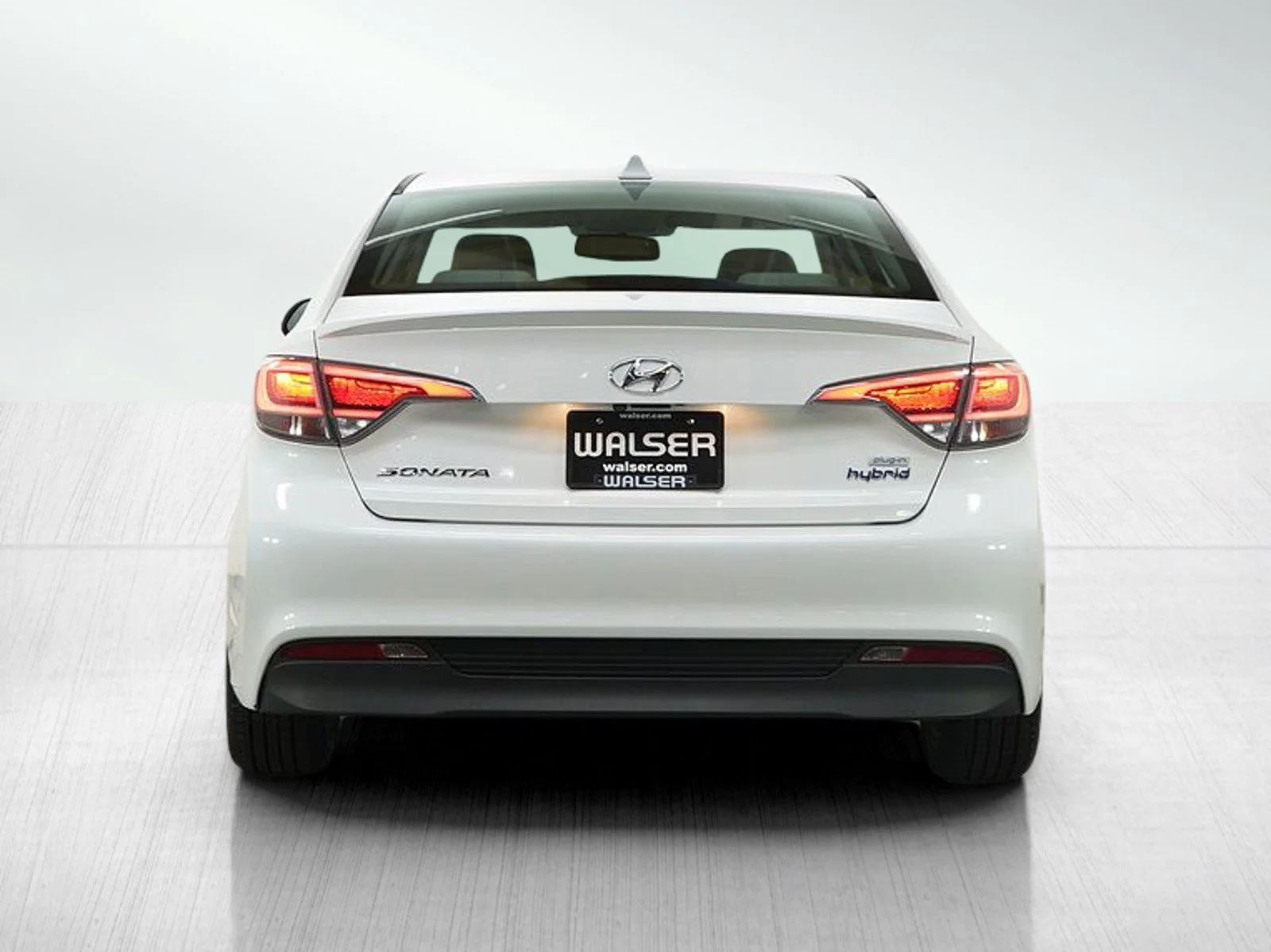 Used 2017 Hyper White Hyundai  image 4