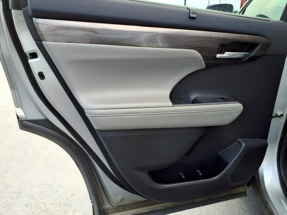Used 2022 Celestial Silver Metallic Toyota Platinum image 15