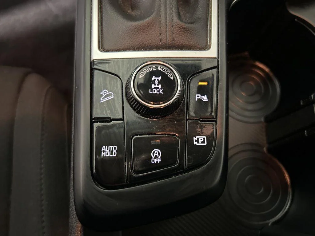 Used 2023 Snow White Pearl Kia LX image 22
