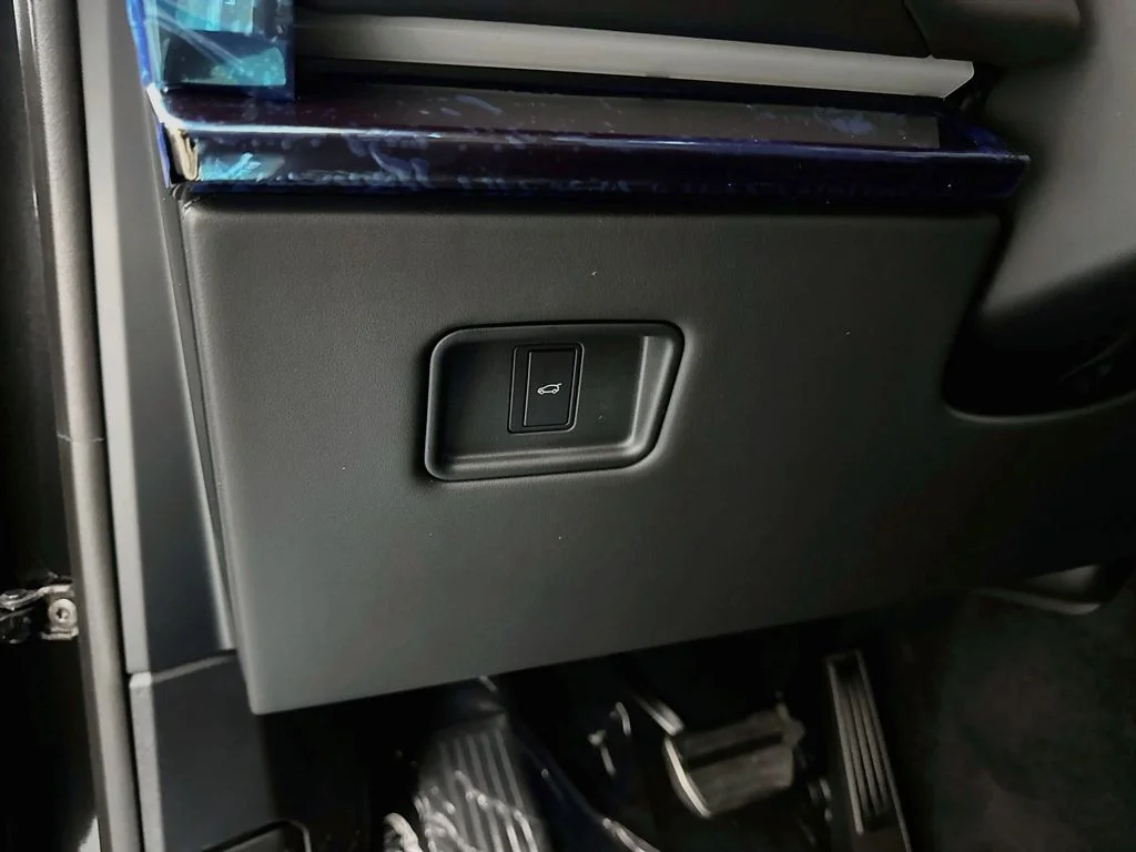 New 2027 Santorini Black Land Rover Dynamic SE image 10