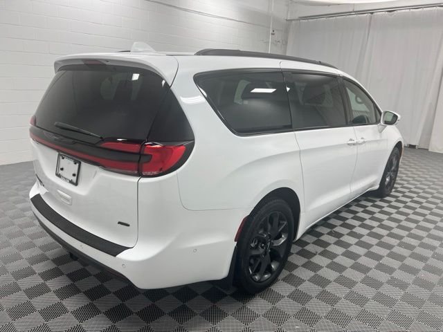 Used 2022 White Chrysler Touring L image 5