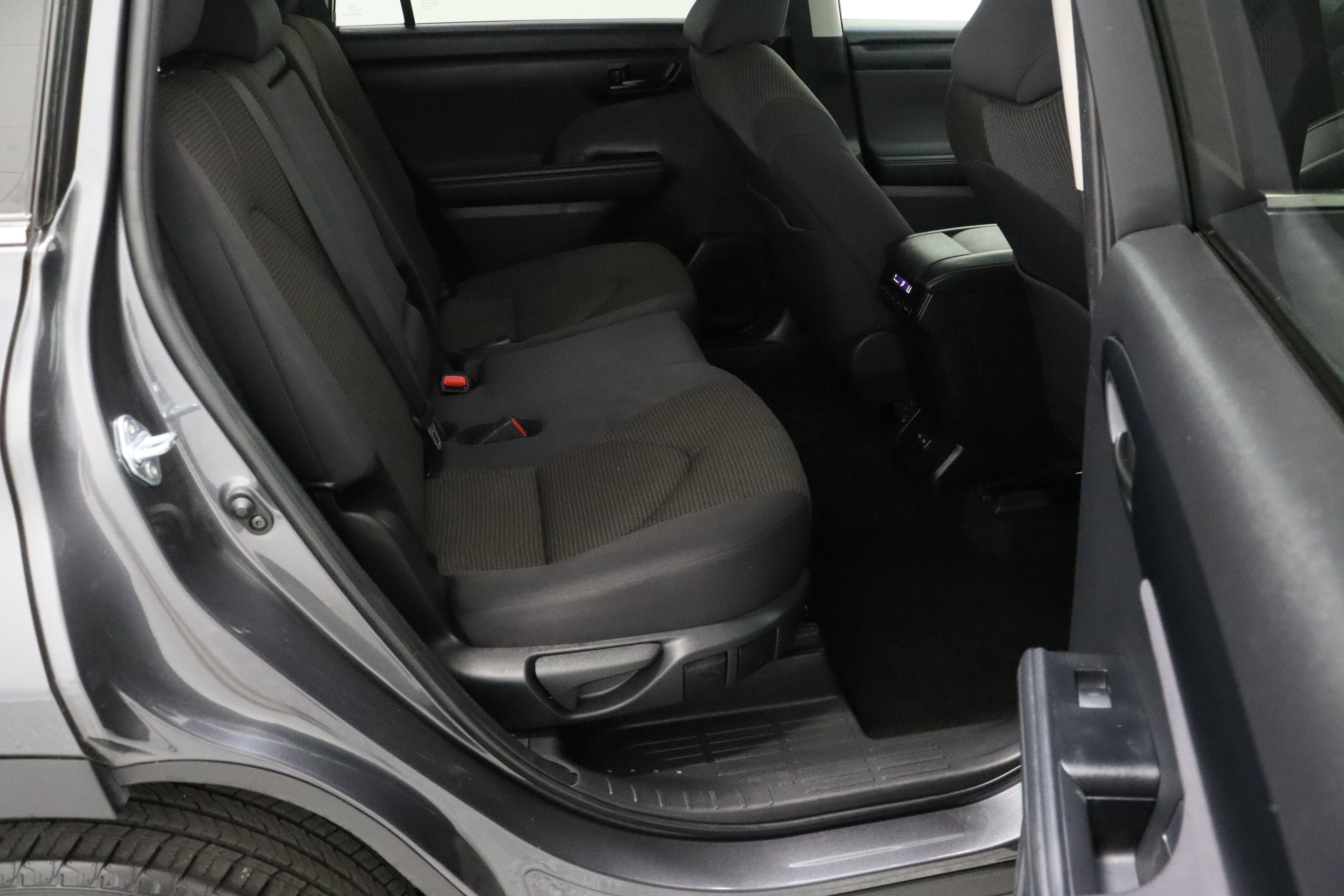 2025 Toyota Highlander LE - Photo 36