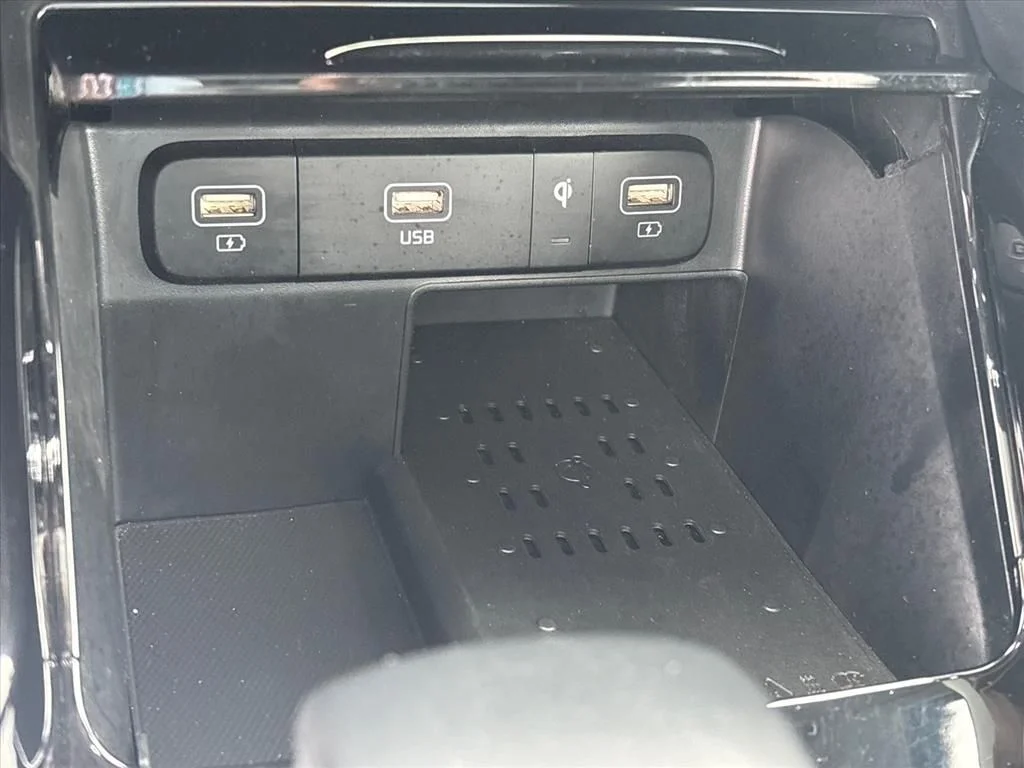 Used 2022 Black Kia X-Line EX image 34