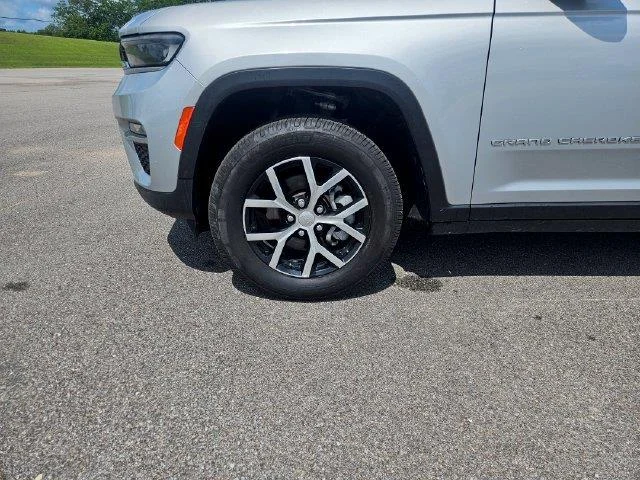 Used 2024 Silver Jeep Limited image 27