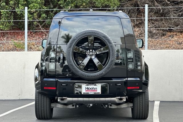 New 2026 Santorini Black Land Rover X-Dynamic SE image 4