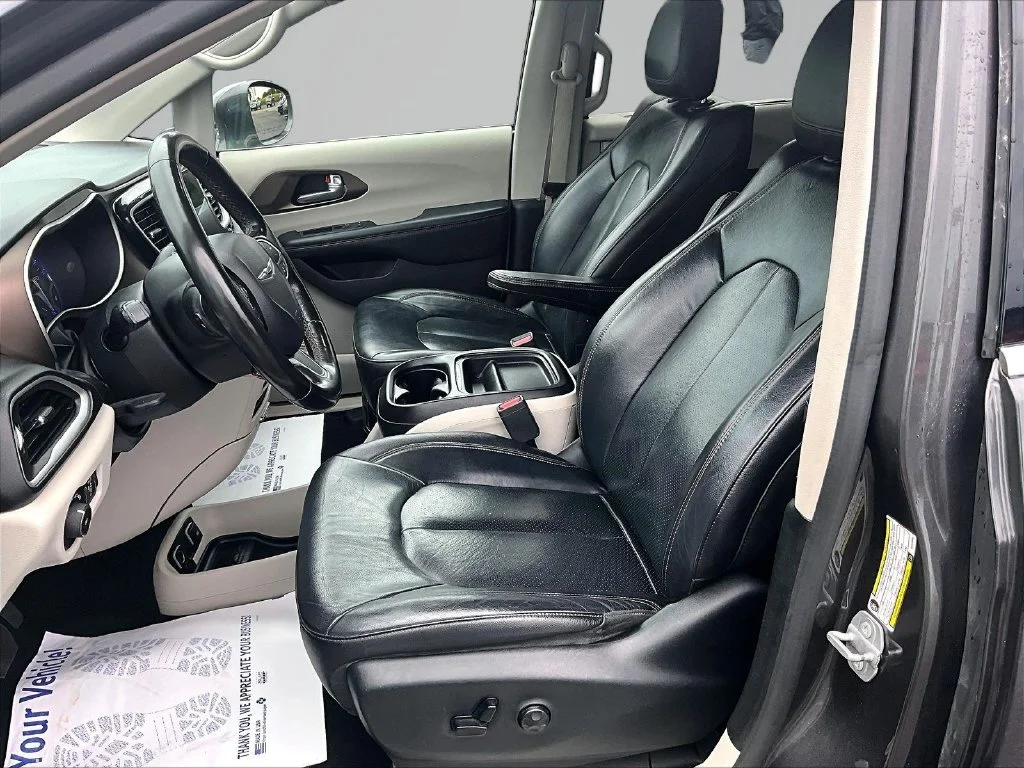 Used 2019 Gray Chrysler Touring L image 23