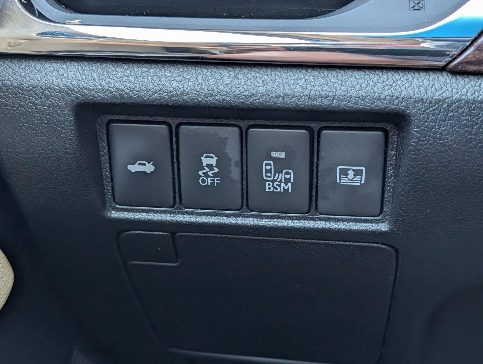 Used 2013 Blizzard Pearl Toyota Limited image 28