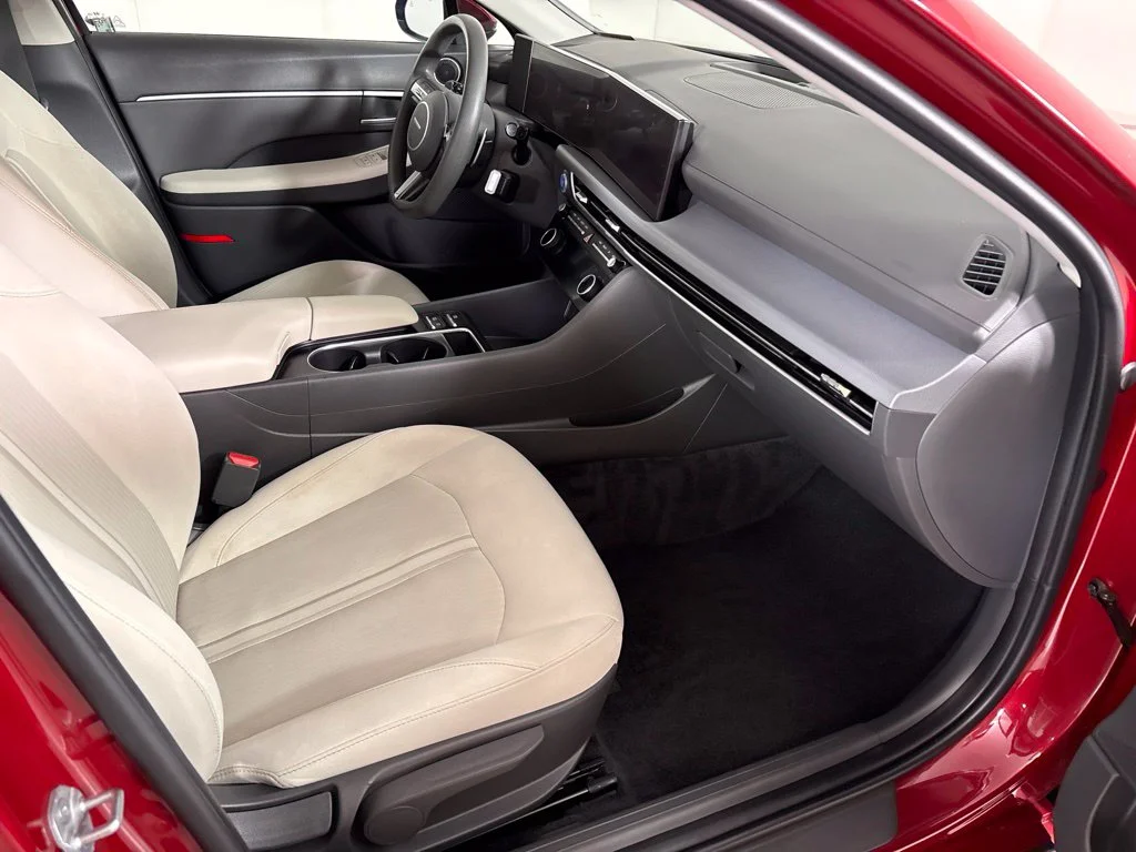 Used 2025 Red Hyundai SEL image 17