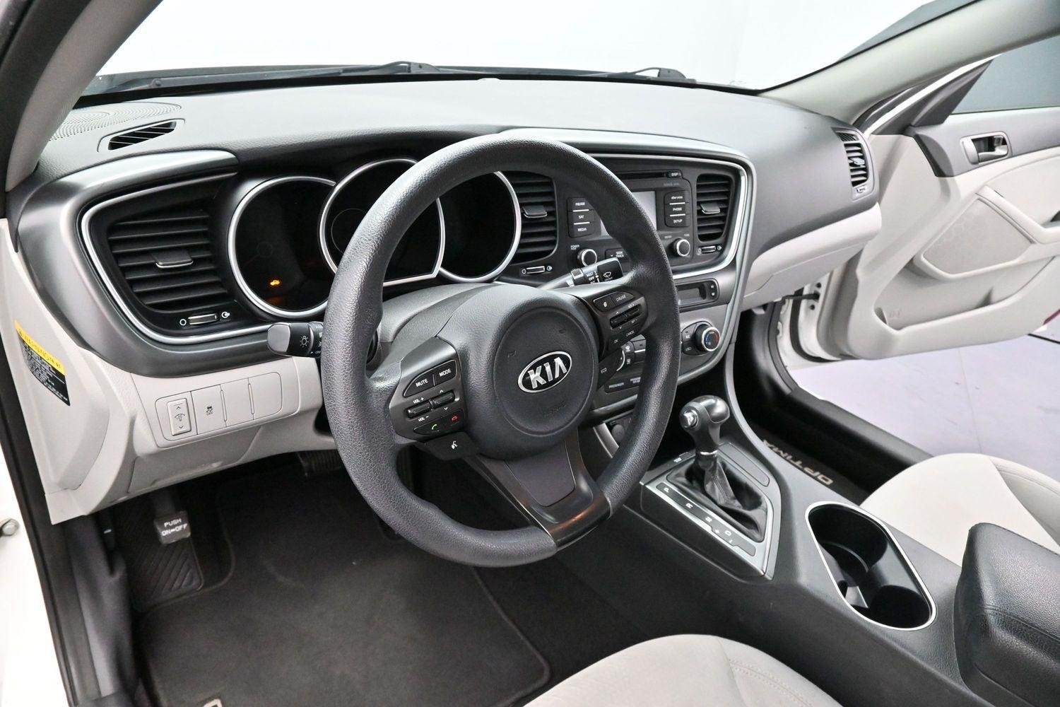 Used 2015 Snow White Pearl Kia LX image 16