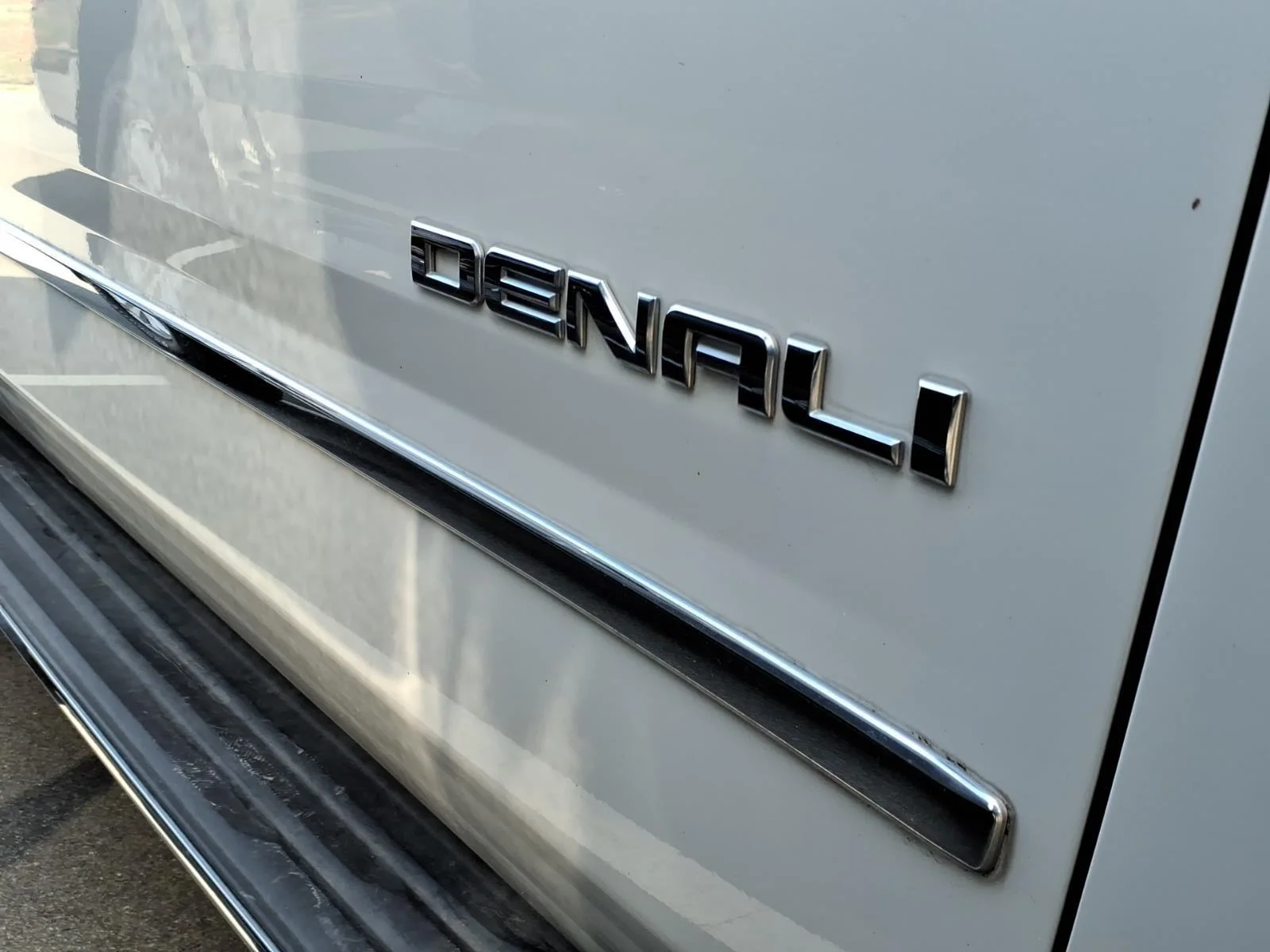 Used 2018 White Frost Tricoat GMC Denali image 10