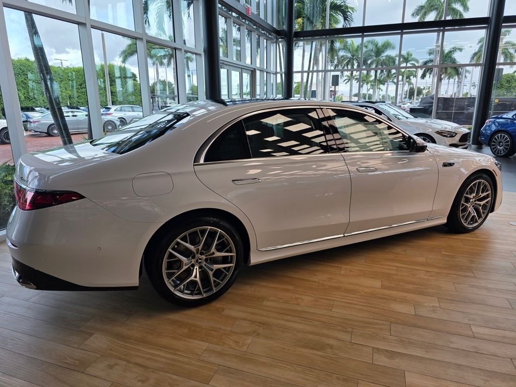 New 2027 MANUFAKTUR Moonlight White Metallic Mercedes-Benz S 500 image 3