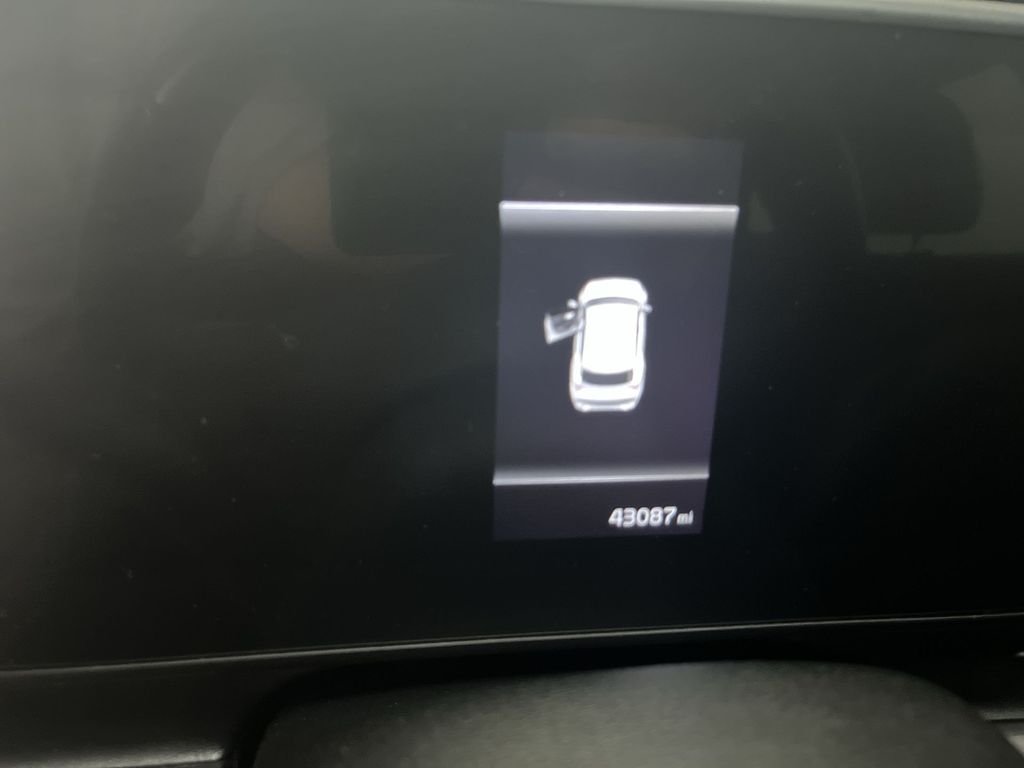 Used 2023 Red Kia X-Line image 19