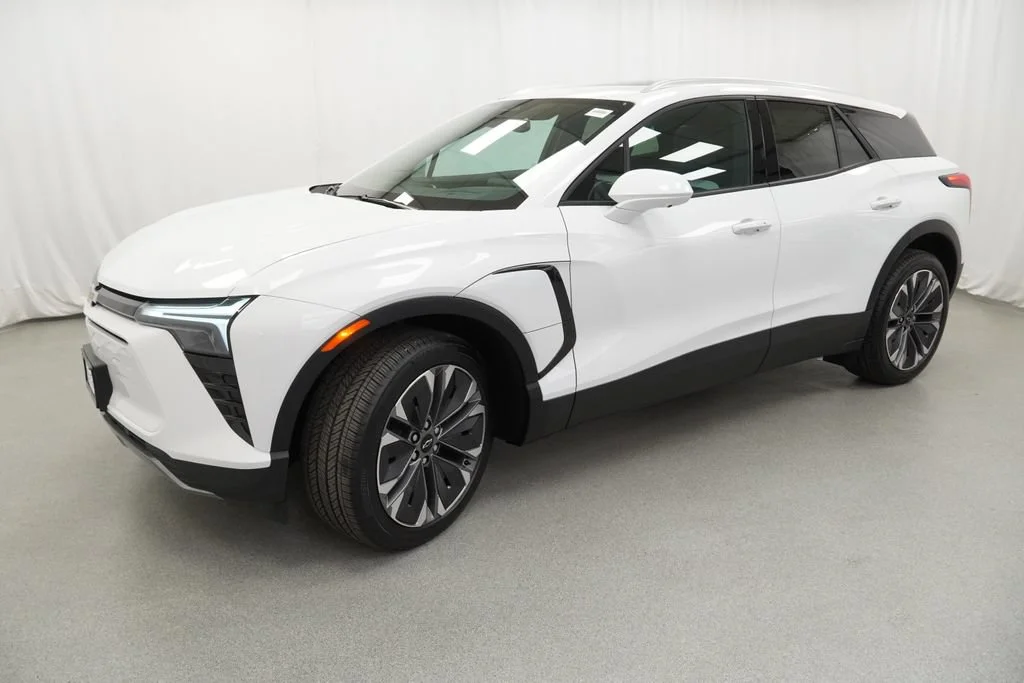 New 2026 Summit White Chevrolet LT image 3