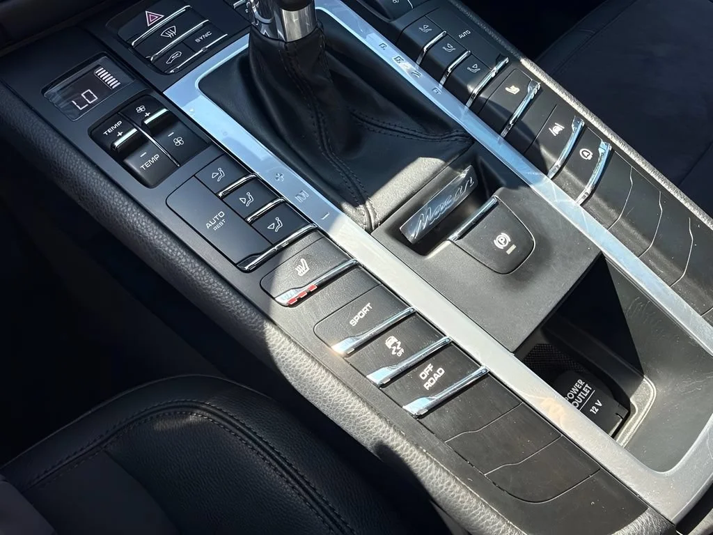 Used 2021  Porsche  image 23