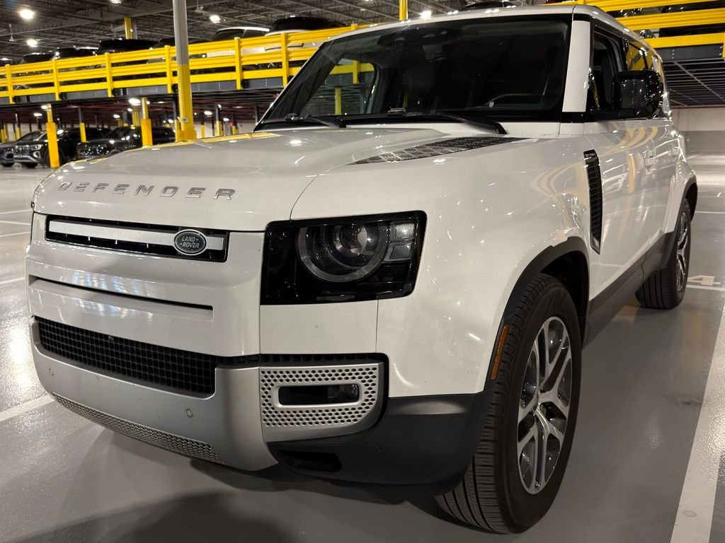 2023 Land Rover Defender SE's photo
