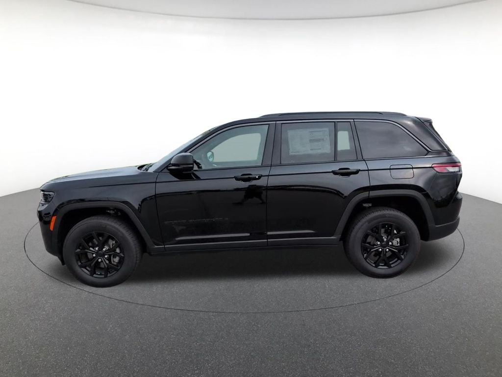 New 2026 Diamond Black Crystal Pearl-Coat Exterior Paint Jeep Altitude image 8